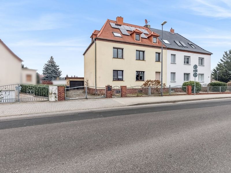 Viel Platz für Familie, Arbeit oder Mehrgenerationenwohnen: Doppelhaushälfte in Bitterfeld-Wolfen